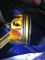 снятый старый поршень, маслосъёмное кольцо закоксовано, в своём пазу не двигалось.JPG