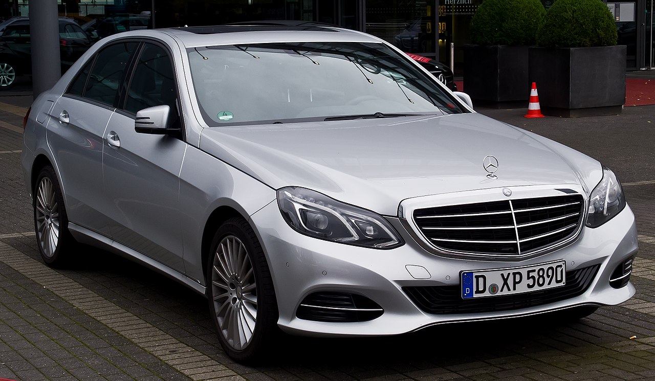 1280px-Mercedes-Benz_E_220_CDI_Elegance_%28W_212%2C_Facelift%29_%E2%80%93_Frontansicht%2C_30._August_2014%2C_D%C3%BCsseldorf.jpg